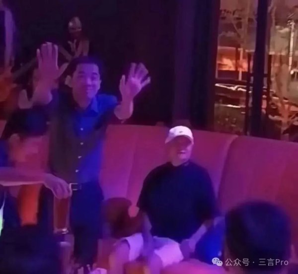 荆叶优配 马云现身阿里园区酒吧